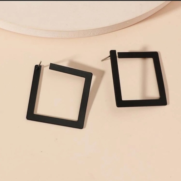 ⭐️ COMES GIFT WRAPPED ⭐️ BLACK SQAURE EARRINGS - Picture 4 of 10
